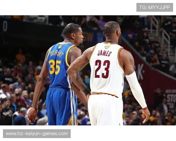 三人篮球惊现神队友：无人防守却选择投自己脚